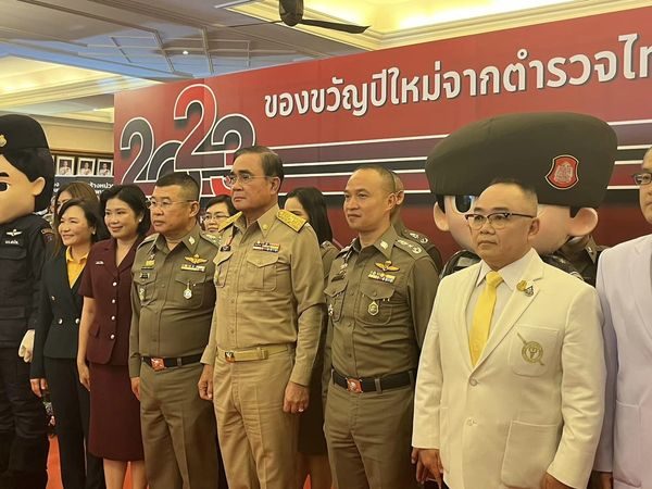 พล.อ.ประยุทธ์ จันทร์โอชา นายกรัฐมนตรี พร้อมด้วย พล.ต.อ.ดำรงศักดิ์ กิตติประภัสร์ ผบ.ตร.,พล.ต.ท.ธัชชัย ปิตะนีละบุตร ผู้ช่วย ผบ.ตร.และคณะ ได้เดินทางมาชมนิทรรศการของขวัญปีใหม่ ประจำปีงบประมาน พ.ศ.๒๕๖๖