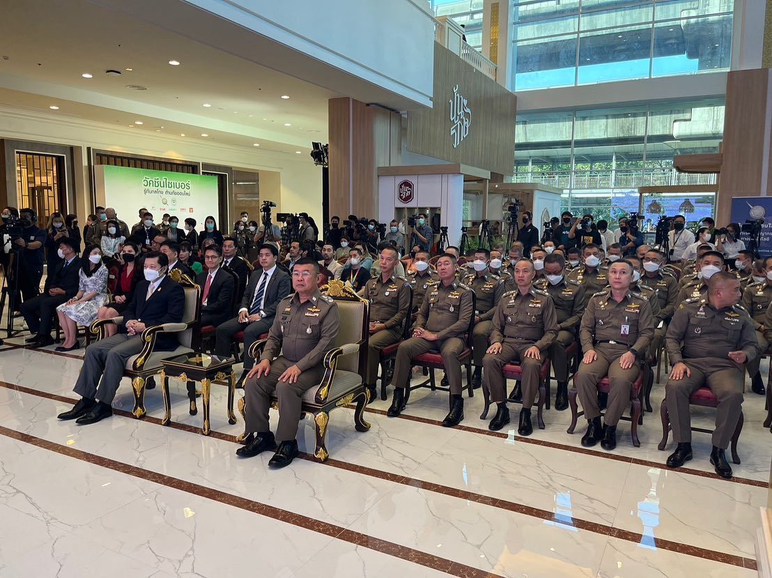 พล.ต.ท.ไตรรงค์ ผิวพรรณ ผบช.กมค. เข้าร่วมพิธีลงนามบันทึกข้อตกลงความร่วมมือในการประชาสัมพันธ์สื่อสร้างภูมิคุ้มกันต้านภัยอาชญากรรมทางเทคโนโลยีระหว่างสำนักงานตำรวจแห่งชาติ กับ บริษัท เครือเจริญโภคภัณฑ์ จำกัด