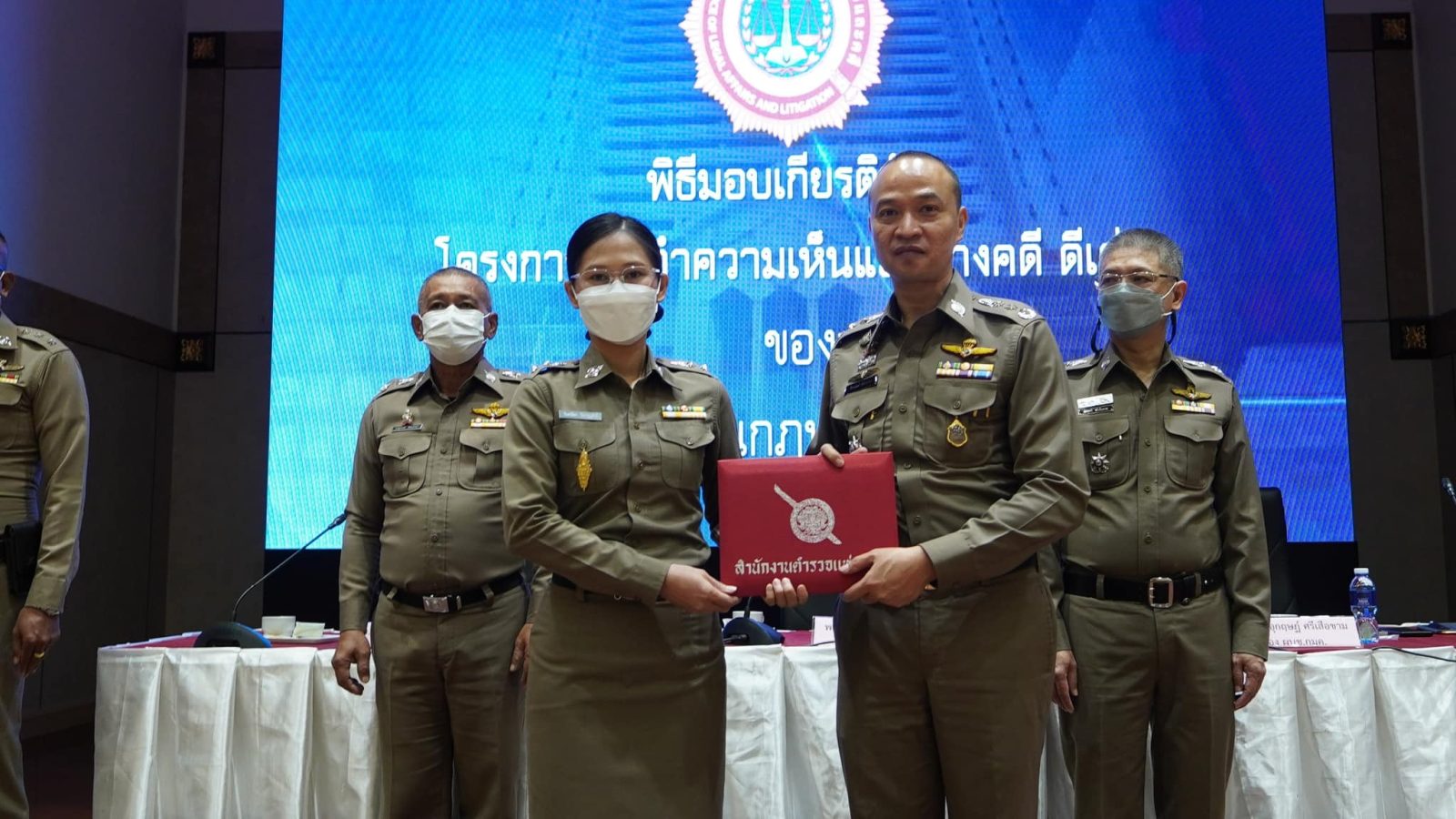 พล.ต.ท.ไตรงค์ ผิวพรรณ ผบช.กมค.ประชุมบริหารสำนักงานกฎหมายและคดี ครั้งที่ ๑/๒๕๖๕ และจัดพิธีมอบเกียรติบัตรโครงการ “ทำดี มีรางวัล” ,โครงการ “ผู้ทำความเห็นแย้งทางคดี ดีเด่น” และโครงการอาหารกลางวันที่ ครั้งที่ ๓/๒๕๖๕